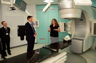 Jeremy Hunt MP views new Intracranial Stereotactic Radiotherapy equipment